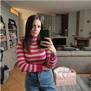 Impiegata amministrativa contabile di un'azienda pubblica come aiuto compiti generale